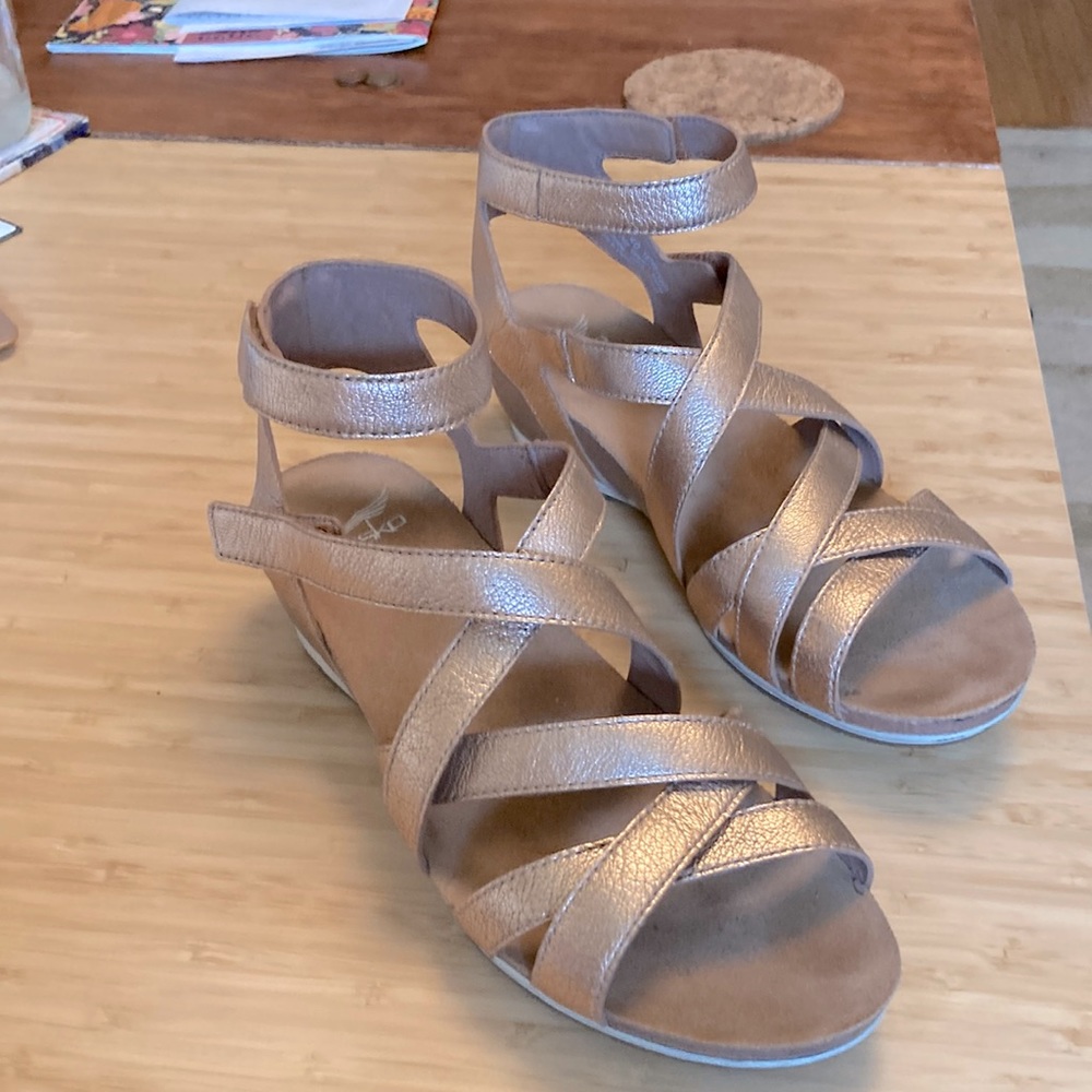 Dansko Veruca Rose Gold Strappy Sandal. Size 40. Only worn once.